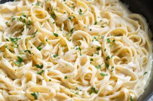 Easy Alfredo sauce recipe with garlic and parmesan cheese