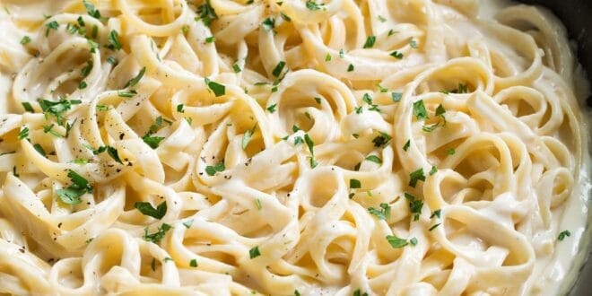 Easy Alfredo sauce recipe with garlic and parmesan cheese