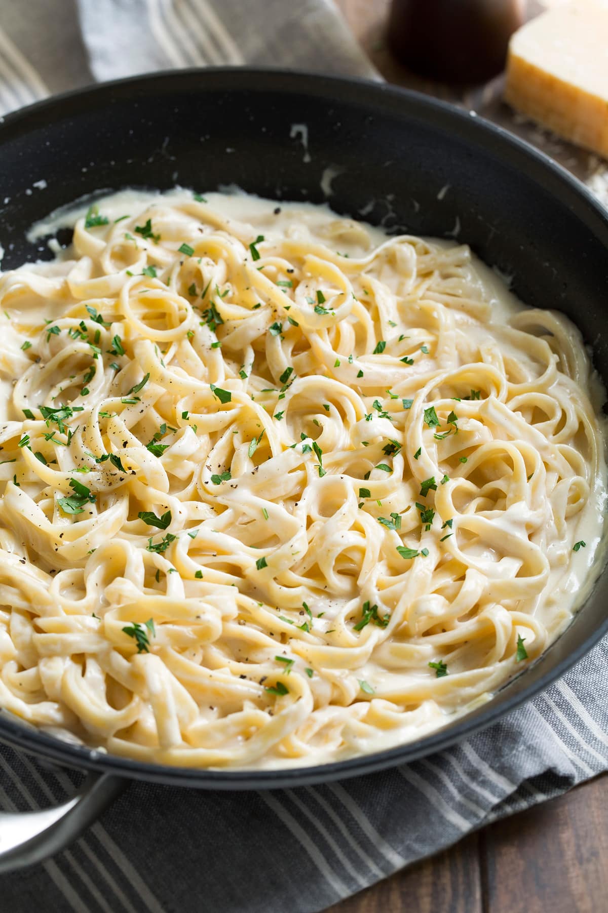 Easy Alfredo sauce recipe with garlic and parmesan cheese